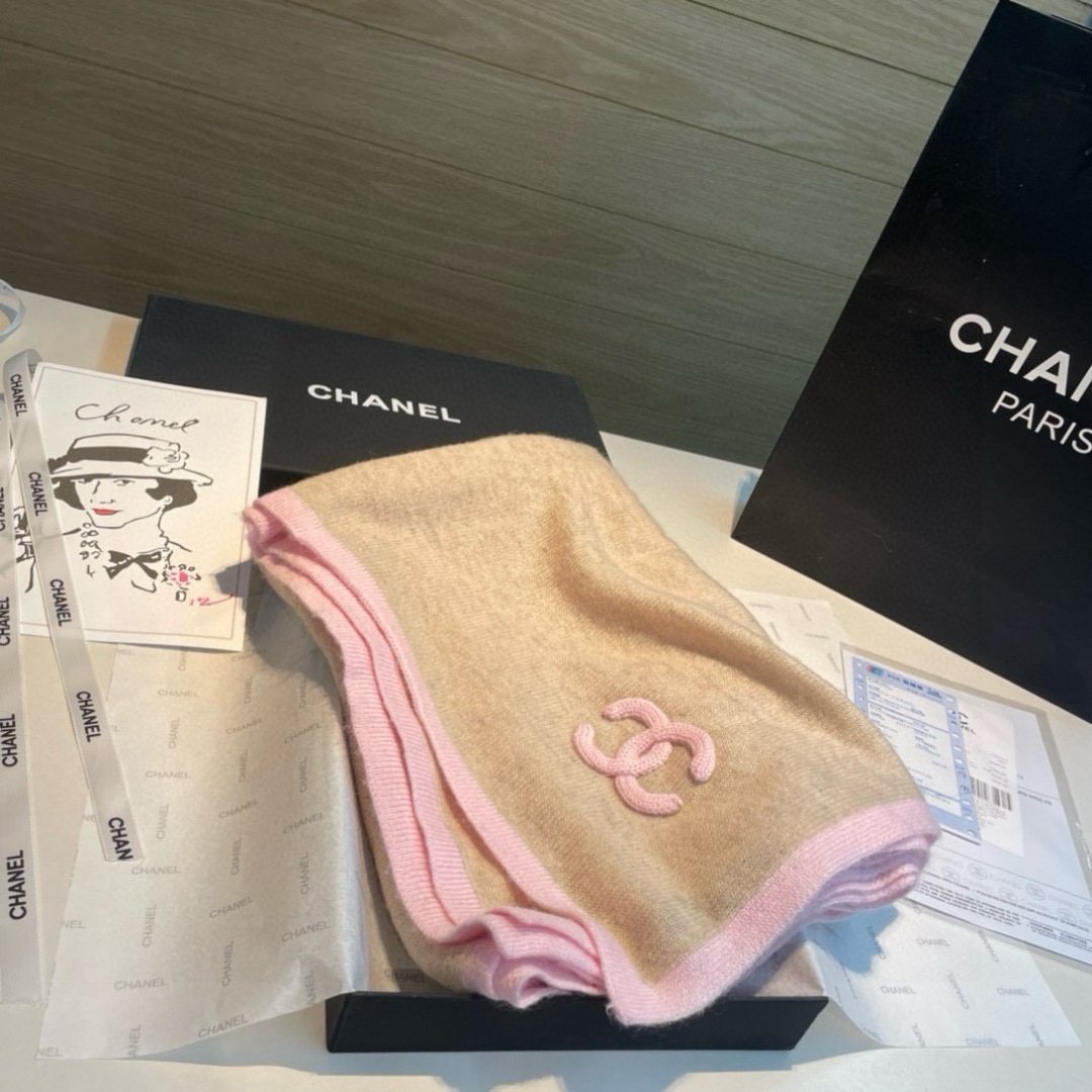 Chanel 质感好货 怒吼福利推荐款 Chanel主打的羊绒围巾~非常难得 这个围巾最大的感触就是: 无敌无敌无敌的柔软舒服
