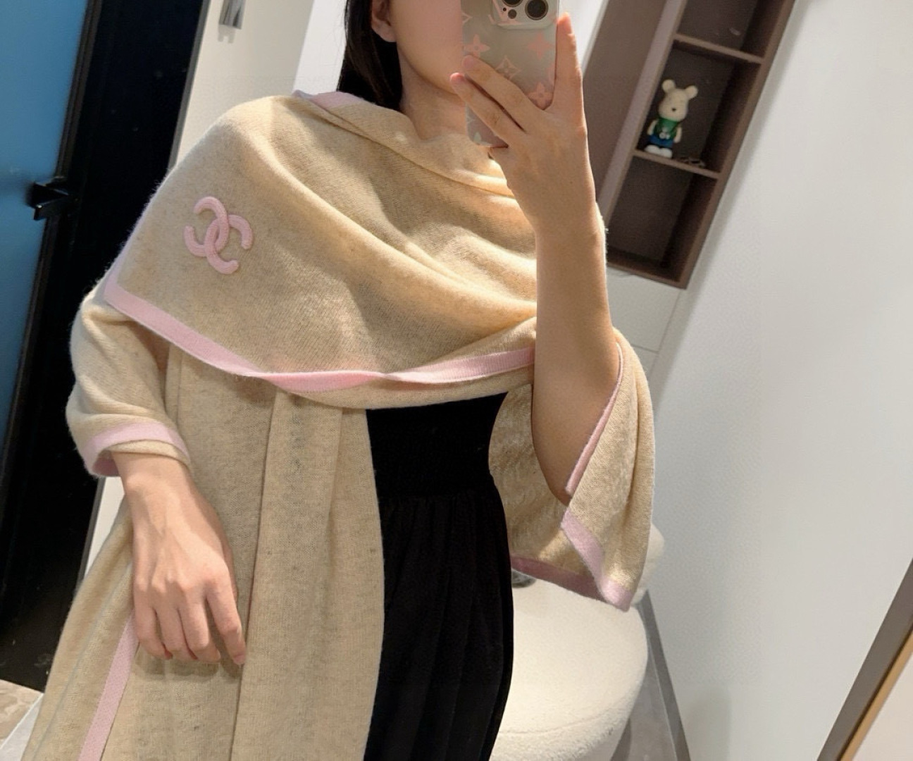 Chanel 质感好货 怒吼福利推荐款 Chanel主打的羊绒围巾~非常难得 这个围巾最大的感触就是: 无敌无敌无敌的柔软舒服