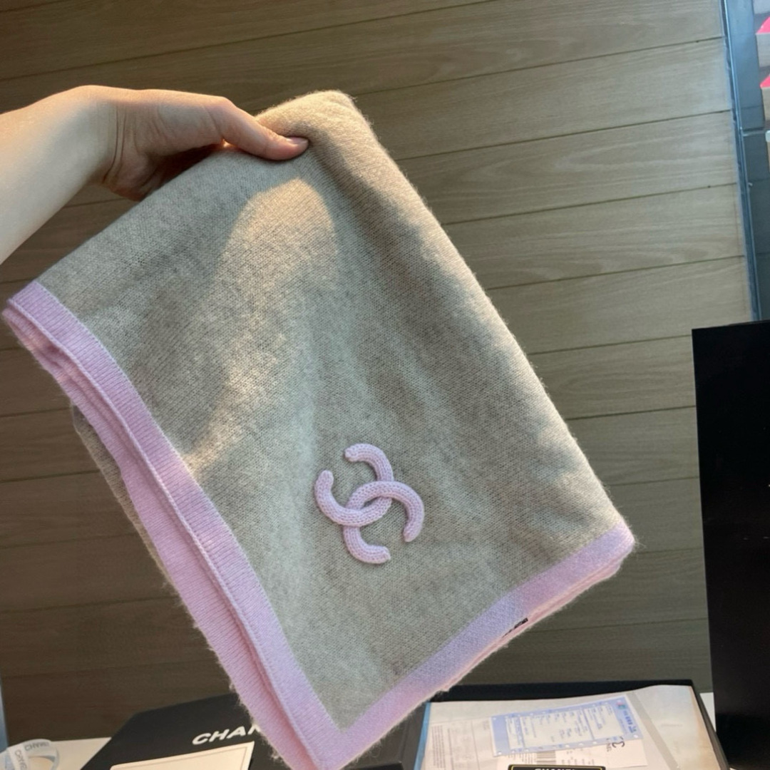 Chanel 质感好货 怒吼福利推荐款 Chanel主打的羊绒围巾~非常难得 这个围巾最大的感触就是: 无敌无敌无敌的柔软舒服