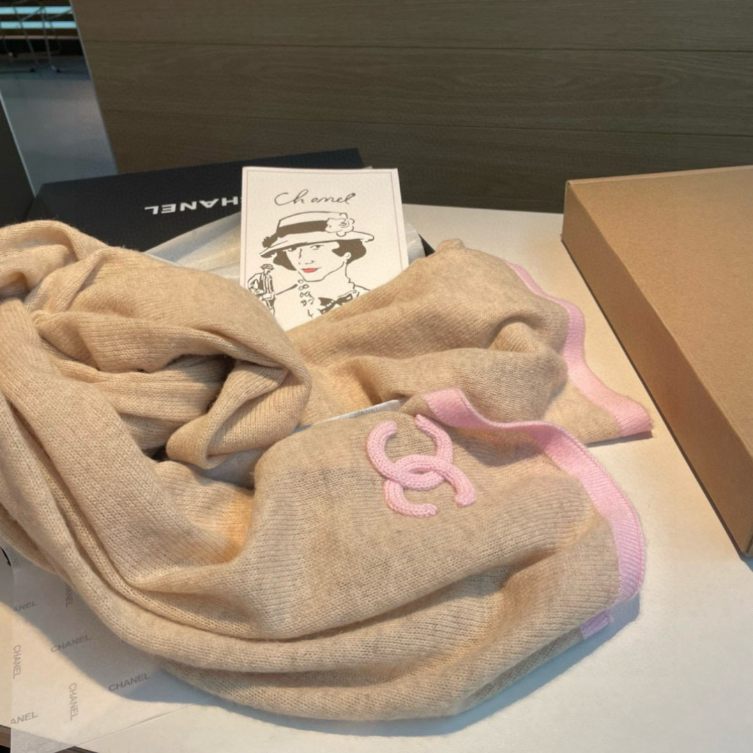 Chanel 质感好货 怒吼福利推荐款 Chanel主打的羊绒围巾~非常难得 这个围巾最大的感触就是: 无敌无敌无敌的柔软舒服