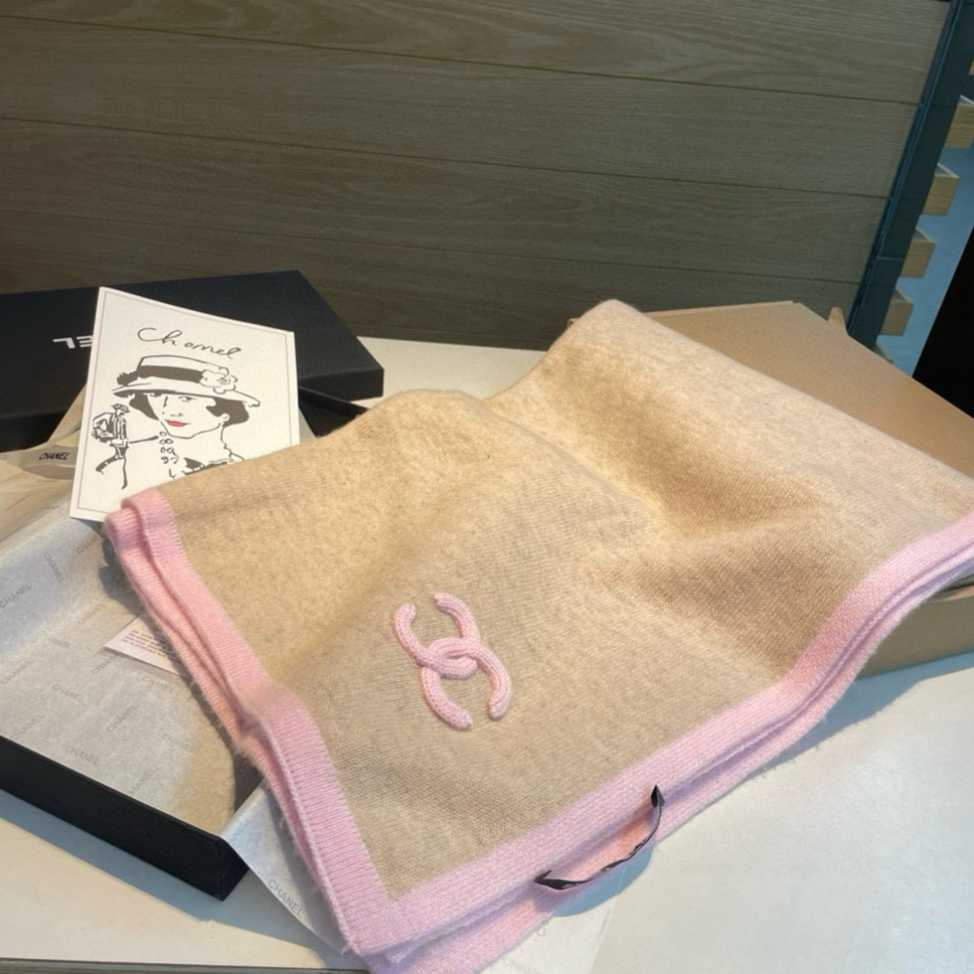Chanel 质感好货 怒吼福利推荐款 Chanel主打的羊绒围巾~非常难得 这个围巾最大的感触就是: 无敌无敌无敌的柔软舒服