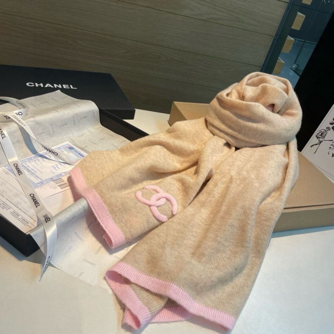 Chanel 质感好货 怒吼福利推荐款 Chanel主打的羊绒围巾~非常难得 这个围巾最大的感触就是: 无敌无敌无敌的柔软舒服