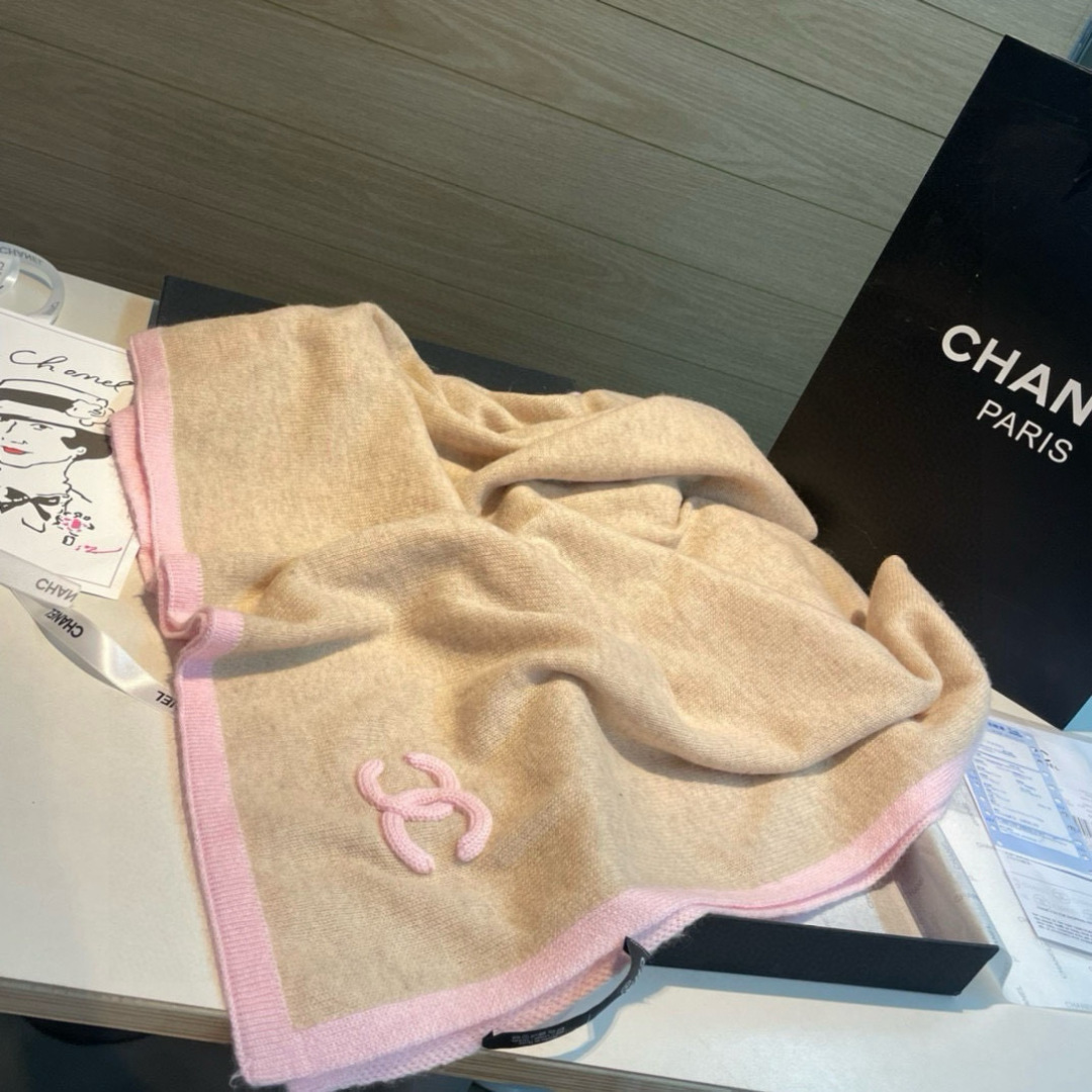 Chanel 质感好货 怒吼福利推荐款 Chanel主打的羊绒围巾~非常难得 这个围巾最大的感触就是: 无敌无敌无敌的柔软舒服