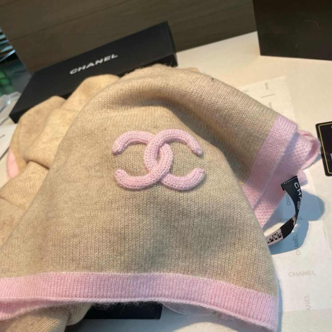 Chanel 质感好货 怒吼福利推荐款 Chanel主打的羊绒围巾~非常难得 这个围巾最大的感触就是: 无敌无敌无敌的柔软舒服