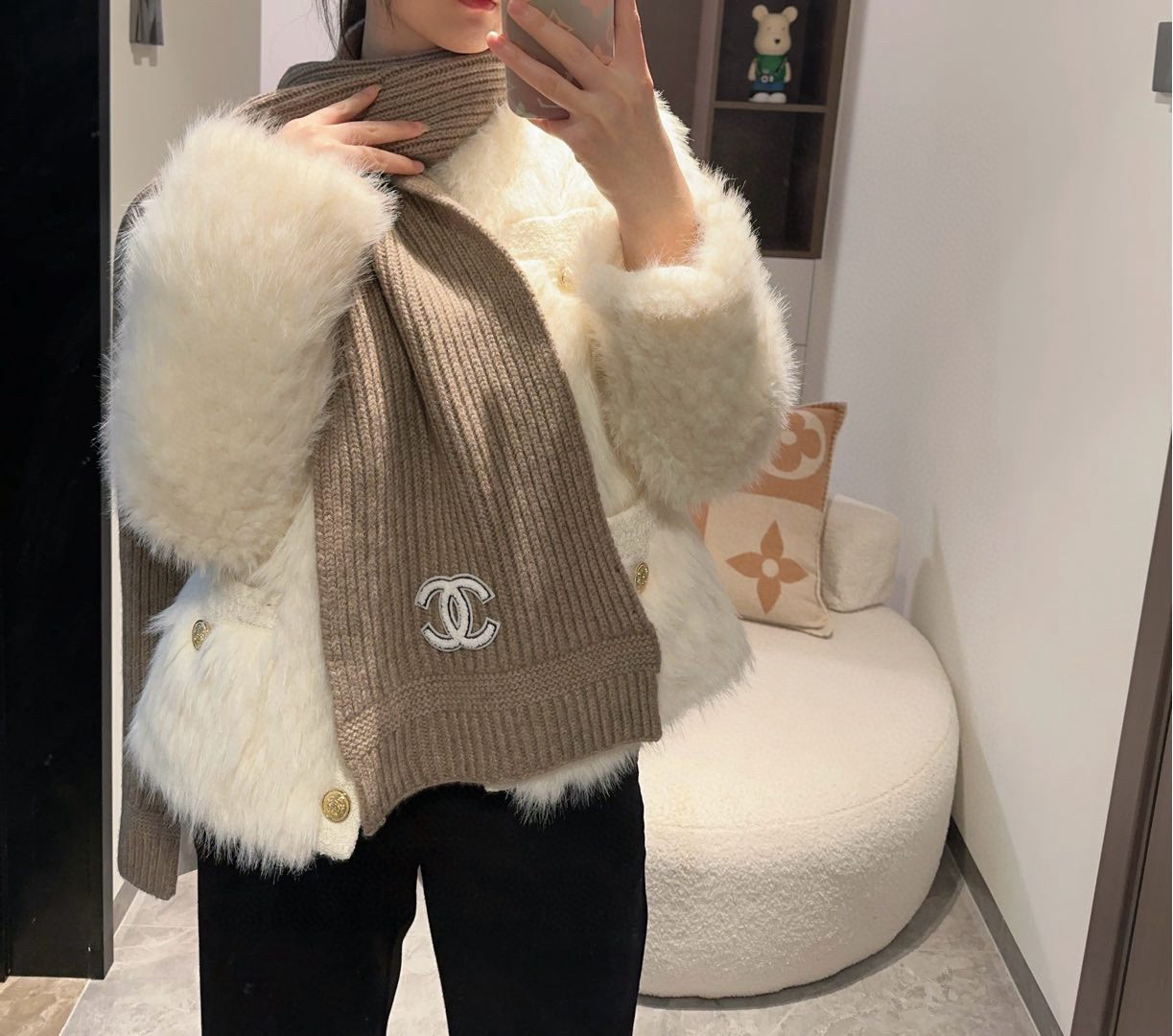 Chanel 香奈儿 新款【小香针织长巾】 美翻了 御用殿堂级 ‼ 新款 在售 进口纯羊绒 镶边针织毛线围巾披肩 美丽至极 真的 上身极为衬肤色 百搭 不 自己看吧 ‼围巾尺寸30*180cm