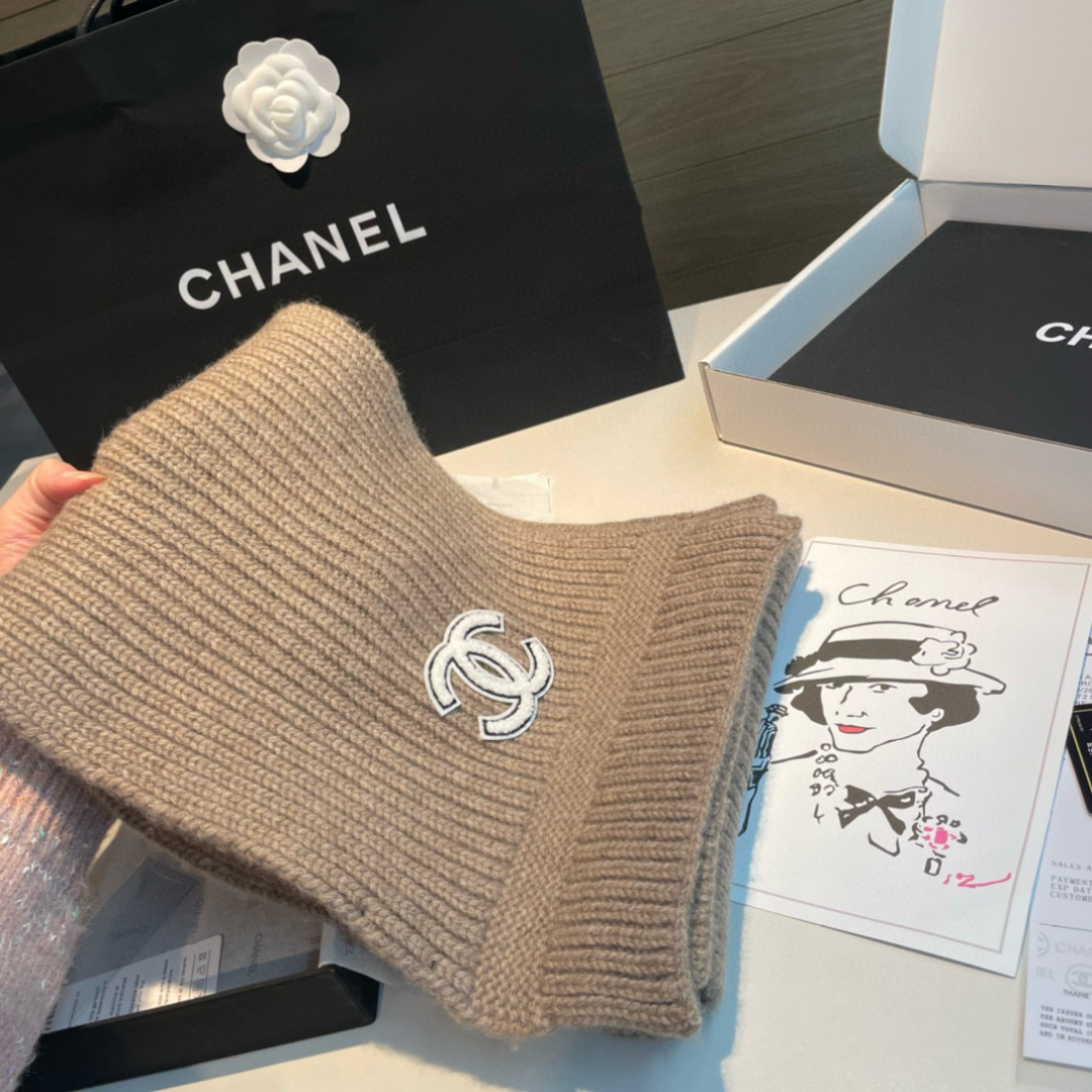 Chanel 香奈儿 新款【小香针织长巾】 美翻了 御用殿堂级 ‼ 新款 在售 进口纯羊绒 镶边针织毛线围巾披肩 美丽至极 真的 上身极为衬肤色 百搭 不 自己看吧 ‼围巾尺寸30*180cm