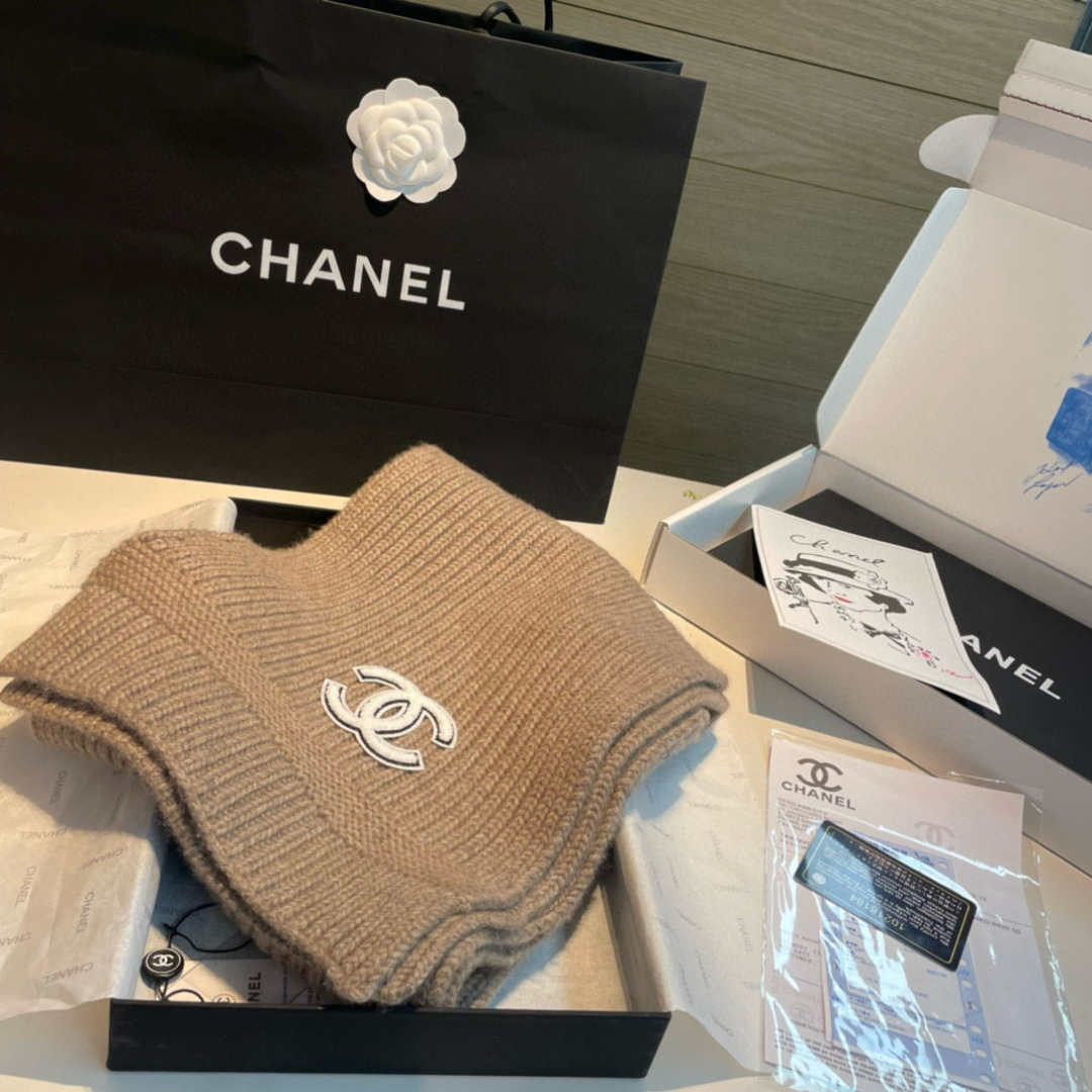 Chanel 香奈儿 新款【小香针织长巾】 美翻了 御用殿堂级 ‼ 新款 在售 进口纯羊绒 镶边针织毛线围巾披肩 美丽至极 真的 上身极为衬肤色 百搭 不 自己看吧 ‼围巾尺寸30*180cm