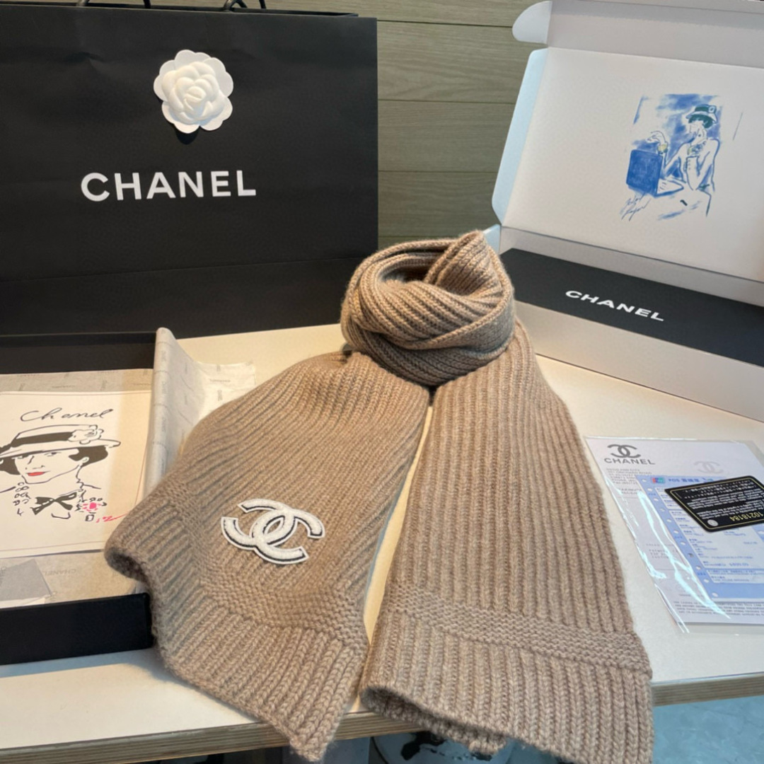 Chanel 香奈儿 新款【小香针织长巾】 美翻了 御用殿堂级 ‼ 新款 在售 进口纯羊绒 镶边针织毛线围巾披肩 美丽至极 真的 上身极为衬肤色 百搭 不 自己看吧 ‼围巾尺寸30*180cm