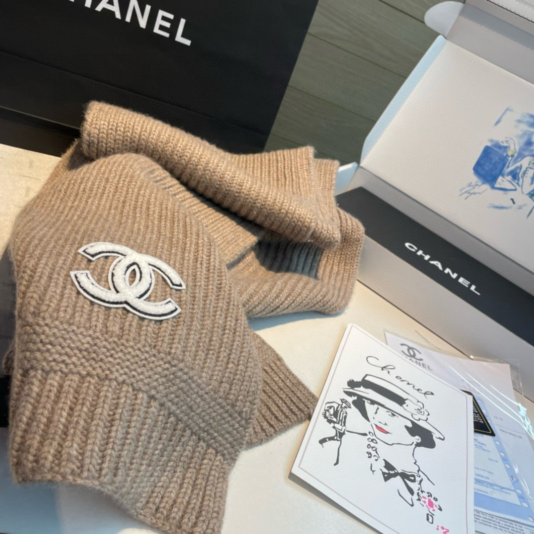 Chanel 香奈儿 新款【小香针织长巾】 美翻了 御用殿堂级 ‼ 新款 在售 进口纯羊绒 镶边针织毛线围巾披肩 美丽至极 真的 上身极为衬肤色 百搭 不 自己看吧 ‼围巾尺寸30*180cm
