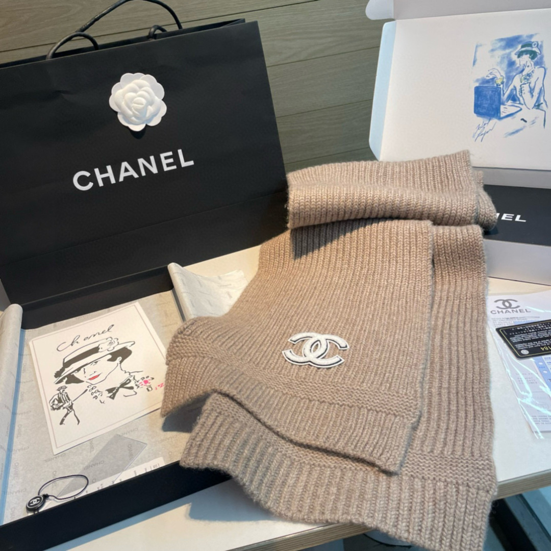 Chanel 香奈儿 新款【小香针织长巾】 美翻了 御用殿堂级 ‼ 新款 在售 进口纯羊绒 镶边针织毛线围巾披肩 美丽至极 真的 上身极为衬肤色 百搭 不 自己看吧 ‼围巾尺寸30*180cm
