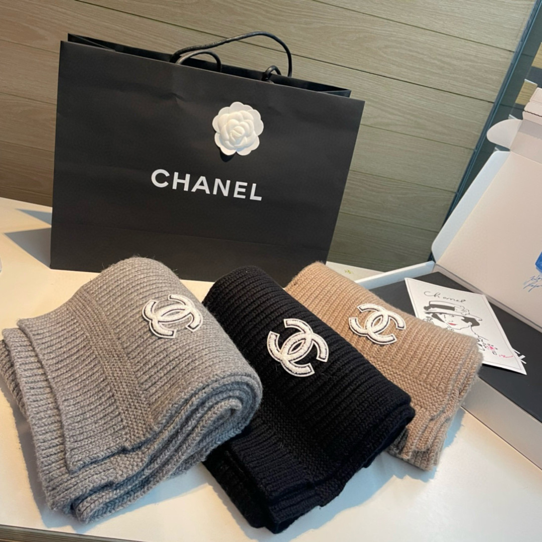 Chanel 香奈儿 新款【小香针织长巾】 美翻了 御用殿堂级 ‼ 新款 在售 进口纯羊绒 镶边针织毛线围巾披肩 美丽至极 真的 上身极为衬肤色 百搭 不 自己看吧 ‼围巾尺寸30*180cm