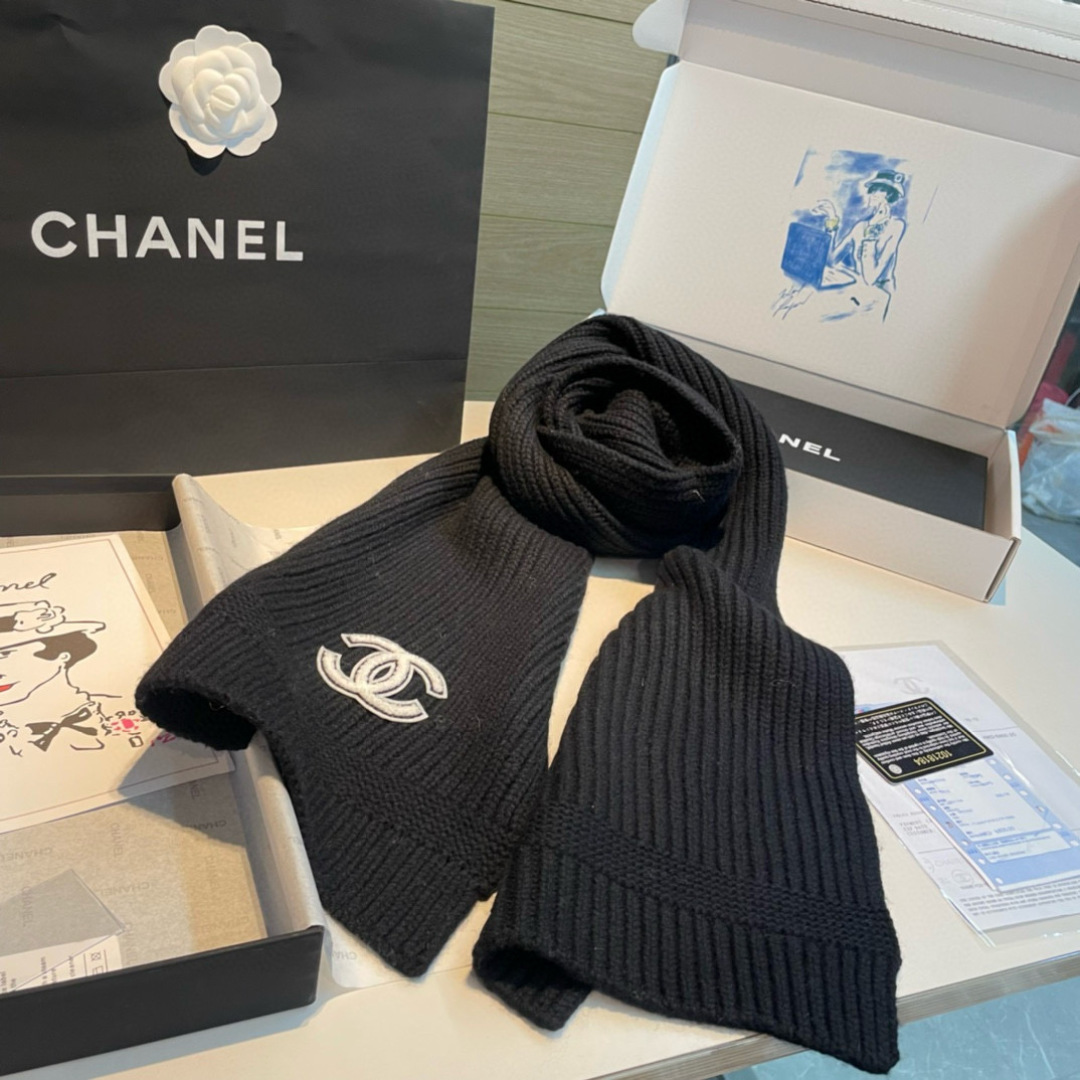 Chanel 香奈儿 新款【小香针织长巾】 美翻了 御用殿堂级 ‼ 新款 在售 进口纯羊绒 镶边针织毛线围巾披肩 美丽至极 真的 上身极为衬肤色 百搭 不 自己看吧 ‼围巾尺寸30*180cm