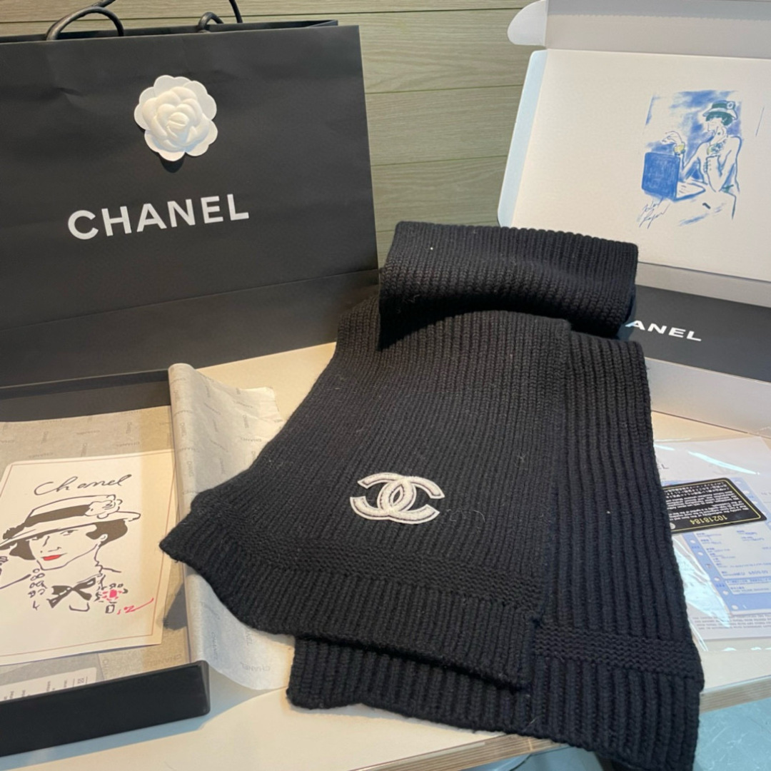 Chanel 香奈儿 新款【小香针织长巾】 美翻了 御用殿堂级 ‼ 新款 在售 进口纯羊绒 镶边针织毛线围巾披肩 美丽至极 真的 上身极为衬肤色 百搭 不 自己看吧 ‼围巾尺寸30*180cm