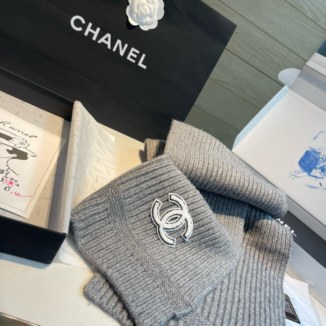Chanel 香奈儿 新款【小香针织长巾】 美翻了 御用殿堂级 ‼ 新款 在售 进口纯羊绒 镶边针织毛线围巾披肩 美丽至极 真的 上身极为衬肤色 百搭 不 自己看吧 ‼围巾尺寸30*180cm