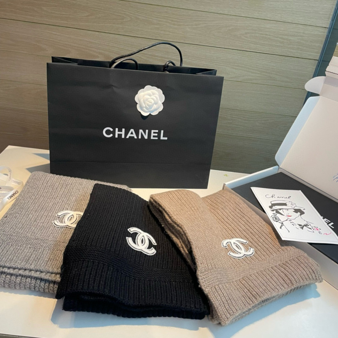 Chanel 香奈儿 新款【小香针织长巾】 美翻了 御用殿堂级 ‼ 新款 在售 进口纯羊绒 镶边针织毛线围巾披肩 美丽至极 真的 上身极为衬肤色 百搭 不 自己看吧 ‼围巾尺寸30*180cm