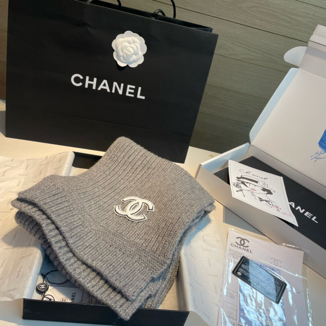 Chanel 香奈儿 新款【小香针织长巾】 美翻了 御用殿堂级 ‼ 新款 在售 进口纯羊绒 镶边针织毛线围巾披肩 美丽至极 真的 上身极为衬肤色 百搭 不 自己看吧 ‼围巾尺寸30*180cm