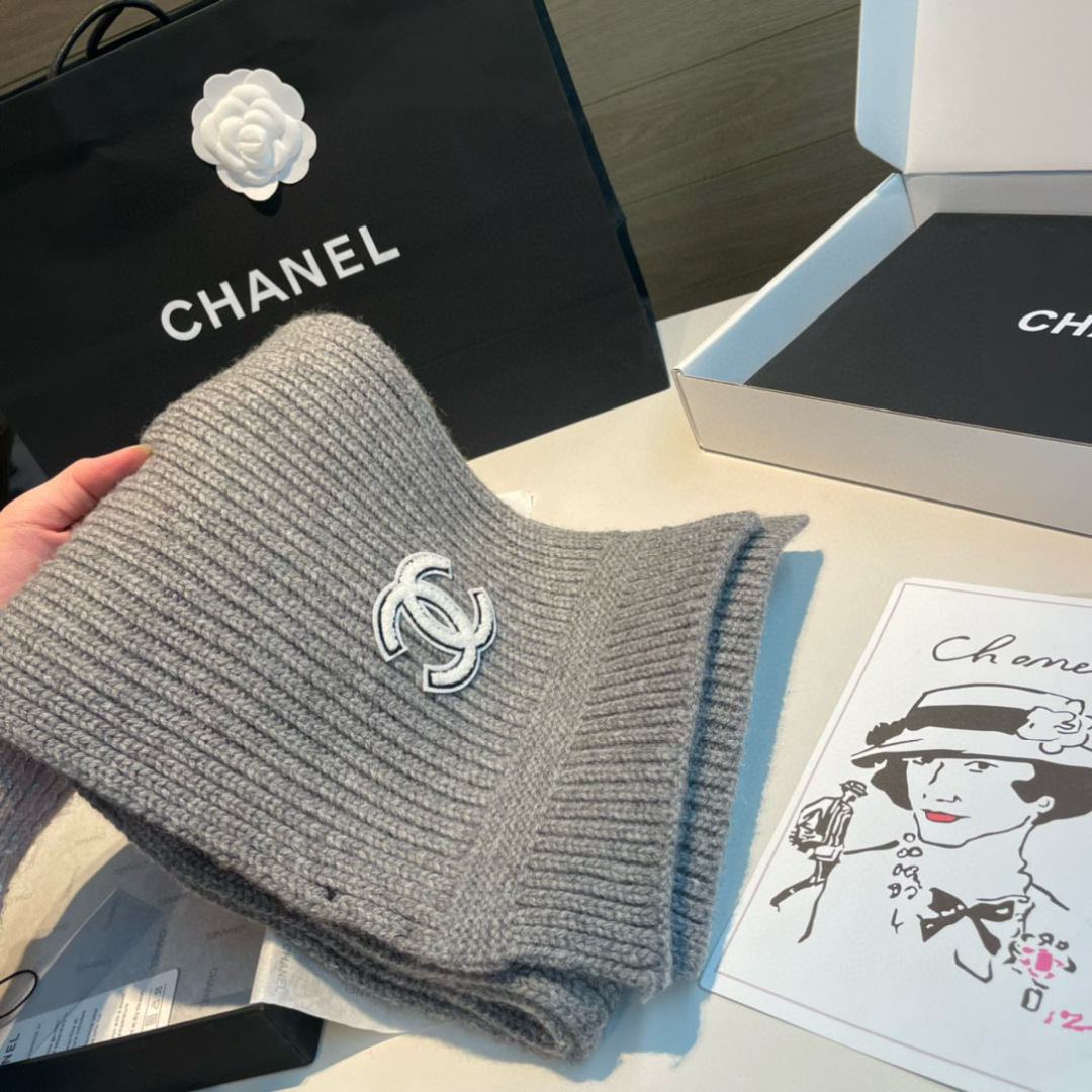 Chanel 香奈儿 新款【小香针织长巾】 美翻了 御用殿堂级 ‼ 新款 在售 进口纯羊绒 镶边针织毛线围巾披肩 美丽至极 真的 上身极为衬肤色 百搭 不 自己看吧 ‼围巾尺寸30*180cm