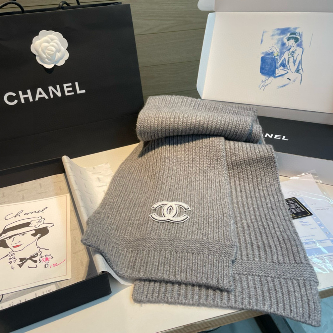 Chanel 香奈儿 新款【小香针织长巾】 美翻了 御用殿堂级 ‼ 新款 在售 进口纯羊绒 镶边针织毛线围巾披肩 美丽至极 真的 上身极为衬肤色 百搭 不 自己看吧 ‼围巾尺寸30*180cm
