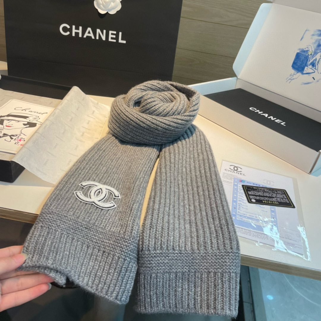 Chanel 香奈儿 新款【小香针织长巾】 美翻了 御用殿堂级 ‼ 新款 在售 进口纯羊绒 镶边针织毛线围巾披肩 美丽至极 真的 上身极为衬肤色 百搭 不 自己看吧 ‼围巾尺寸30*180cm