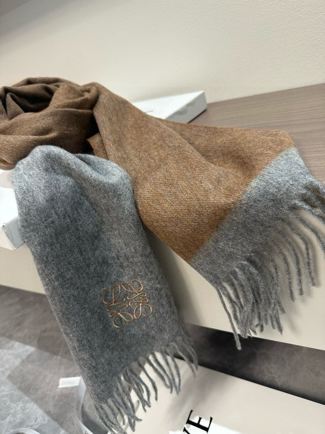 Loewe 难得的高端男款 家属福利 非常正的围巾~面料大爱 非常柔软细腻舒服 轻度水波纹 简约