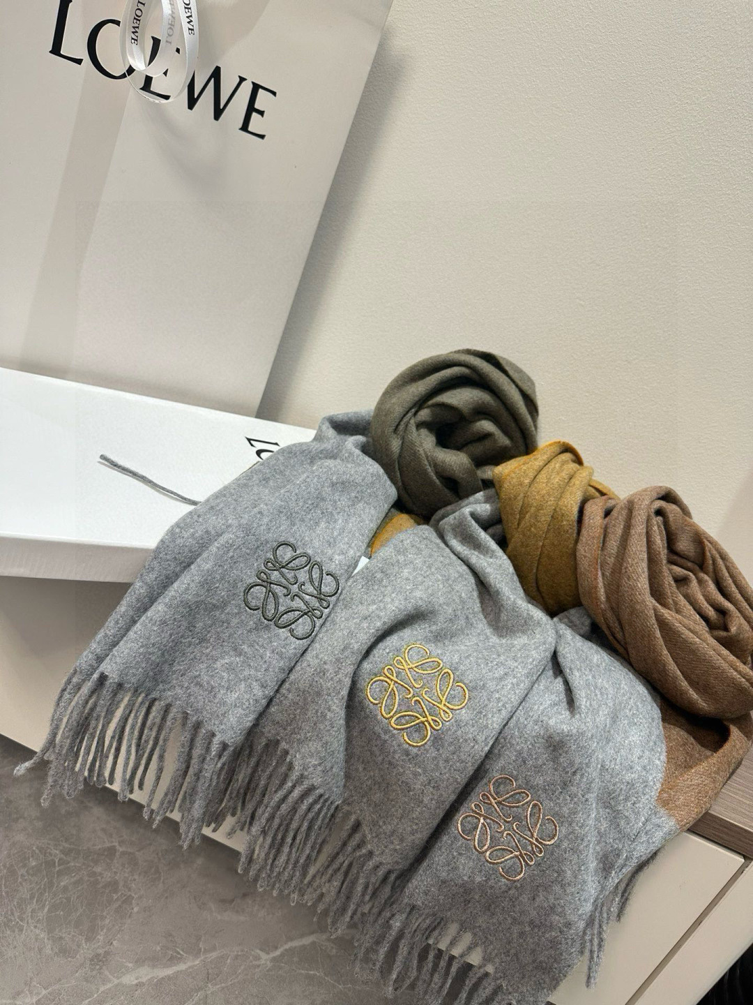 Loewe 难得的高端男款 家属福利 非常正的围巾~面料大爱 非常柔软细腻舒服 轻度水波纹 简约