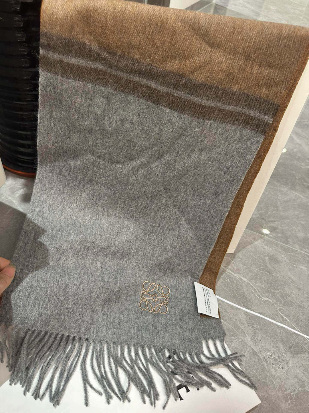Loewe 难得的高端男款 家属福利 非常正的围巾~面料大爱 非常柔软细腻舒服 轻度水波纹 简约