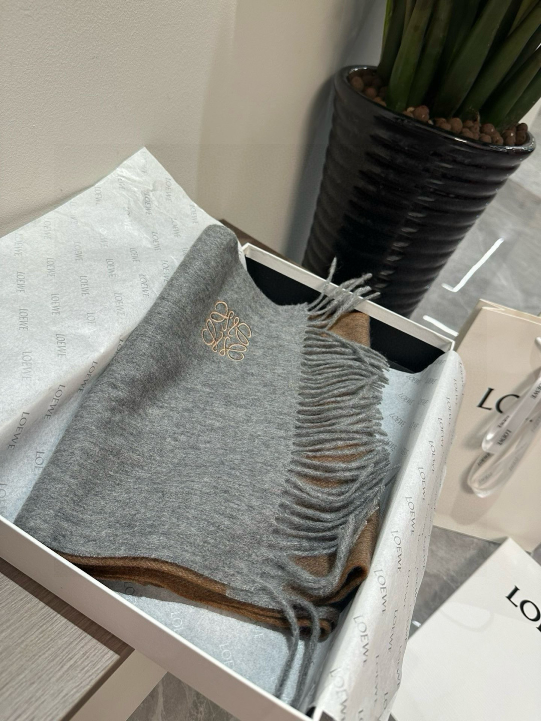 Loewe 难得的高端男款 家属福利 非常正的围巾~面料大爱 非常柔软细腻舒服 轻度水波纹 简约