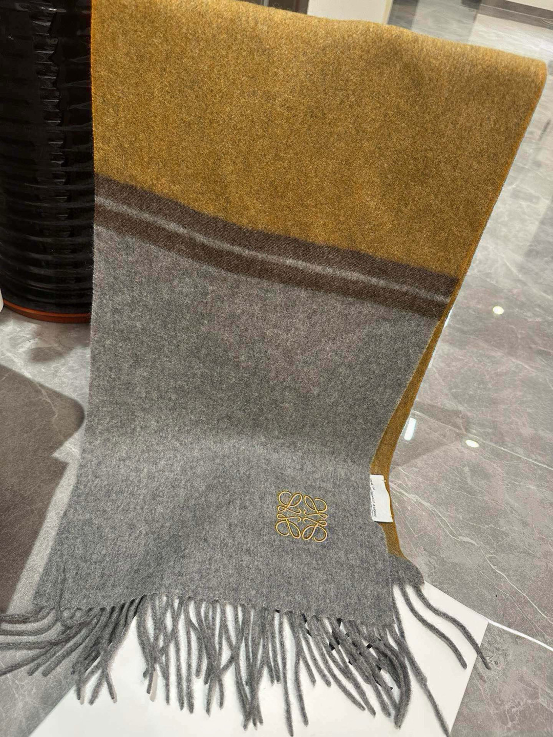 Loewe 难得的高端男款 家属福利 非常正的围巾~面料大爱 非常柔软细腻舒服 轻度水波纹 简约