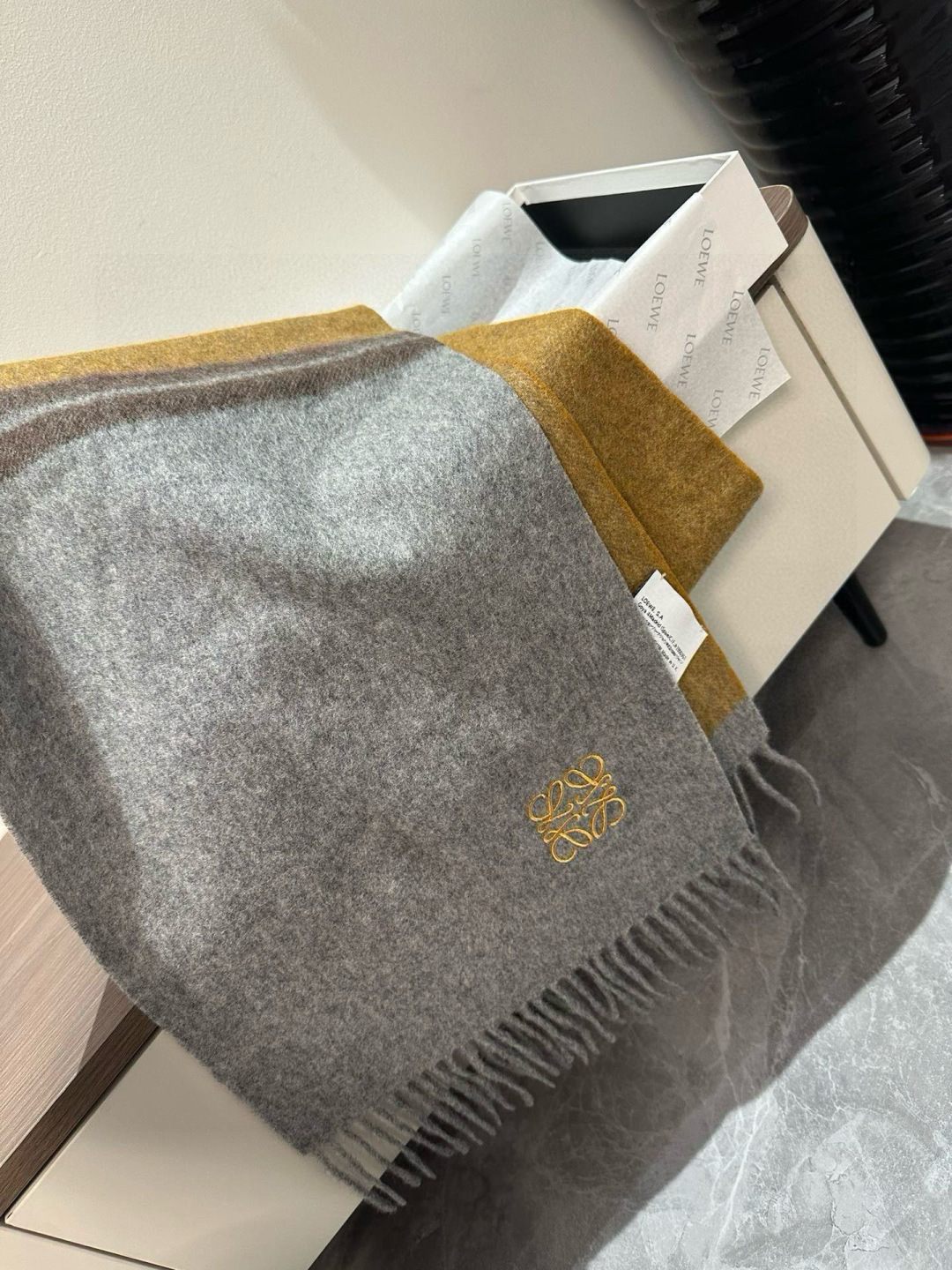 Loewe 难得的高端男款 家属福利 非常正的围巾~面料大爱 非常柔软细腻舒服 轻度水波纹 简约