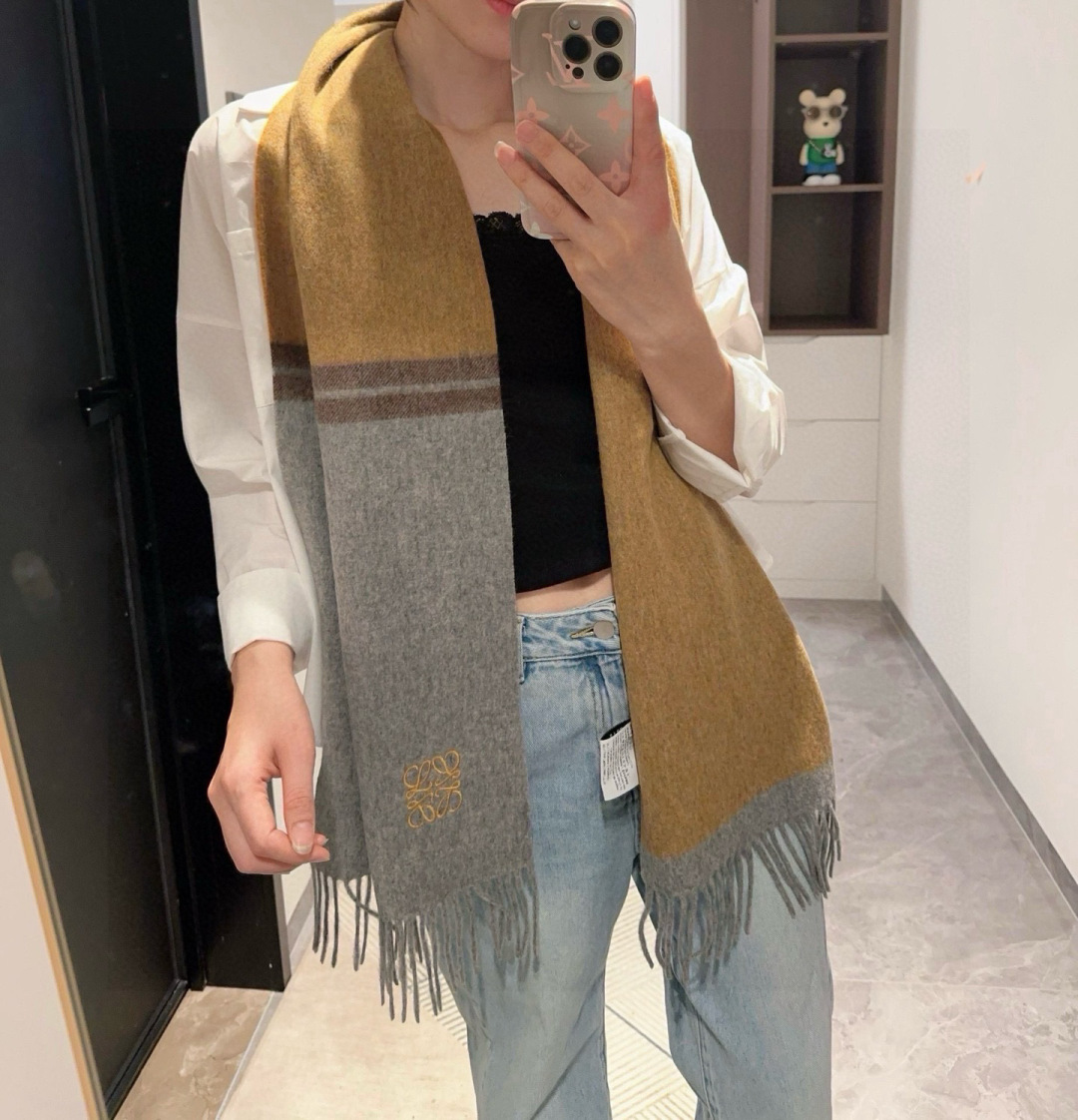 Loewe 难得的高端男款 家属福利 非常正的围巾~面料大爱 非常柔软细腻舒服 轻度水波纹 简约