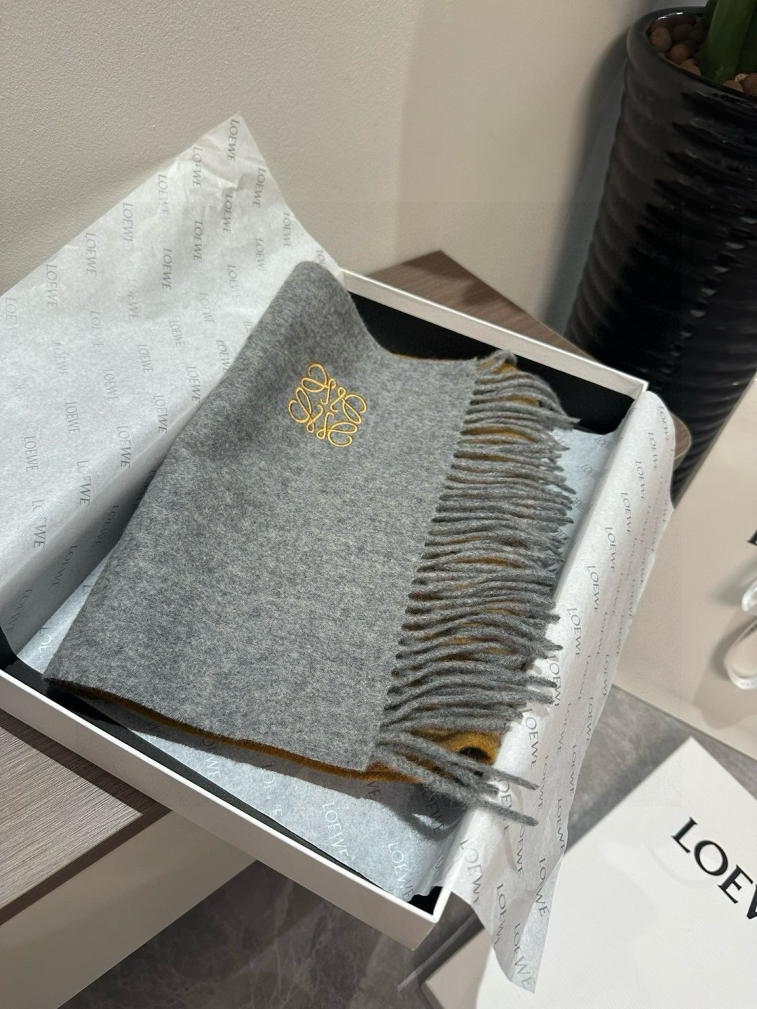 Loewe 难得的高端男款 家属福利 非常正的围巾~面料大爱 非常柔软细腻舒服 轻度水波纹 简约
