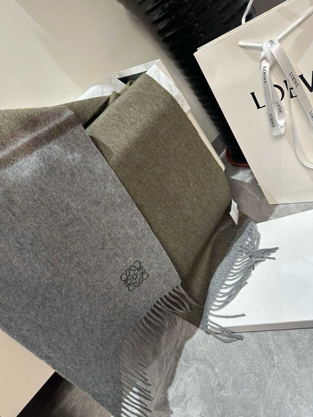 Loewe 难得的高端男款 家属福利 非常正的围巾~面料大爱 非常柔软细腻舒服 轻度水波纹 简约