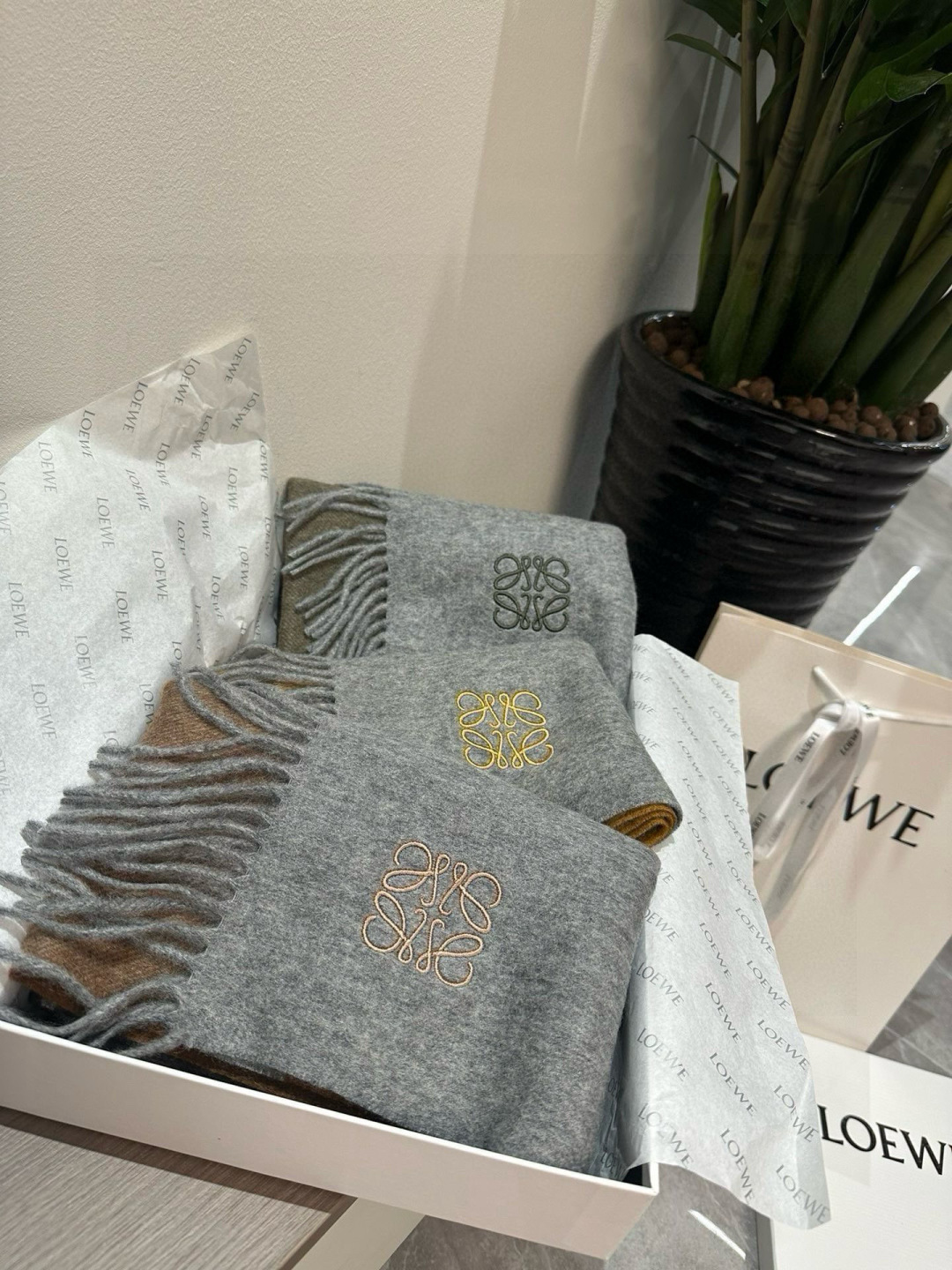 Loewe 难得的高端男款 家属福利 非常正的围巾~面料大爱 非常柔软细腻舒服 轻度水波纹 简约