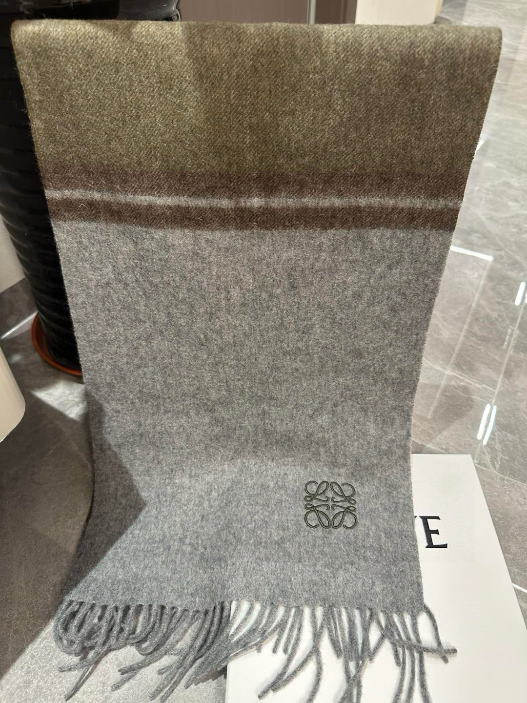 Loewe 难得的高端男款 家属福利 非常正的围巾~面料大爱 非常柔软细腻舒服 轻度水波纹 简约