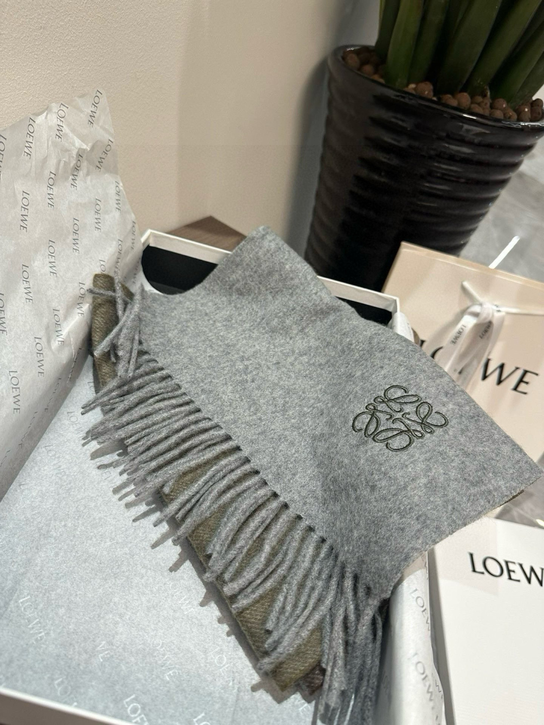 Loewe 难得的高端男款 家属福利 非常正的围巾~面料大爱 非常柔软细腻舒服 轻度水波纹 简约