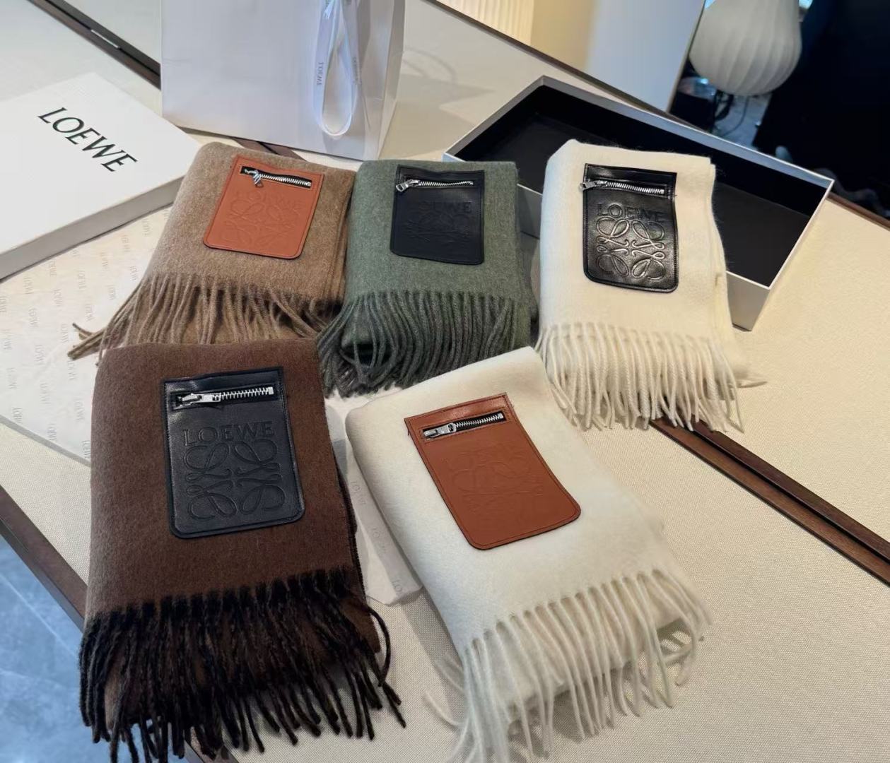 Loewe Loewe · 罗意威 难得一见的温柔配色 低调又不失优雅 重点推荐 双面配色