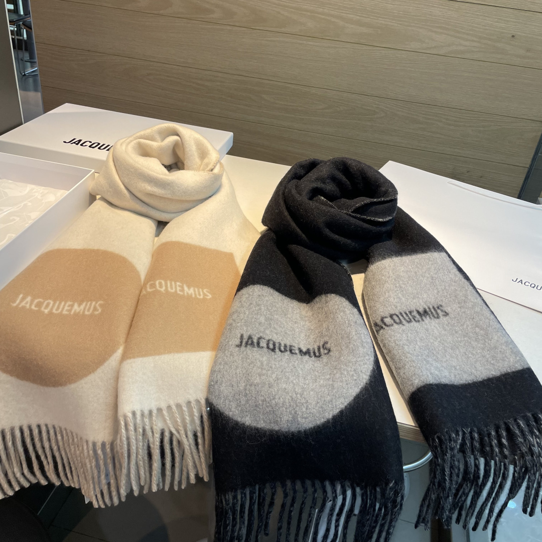 Jacquemus jacquemus 新款千呼万唤始出来 奶茶色和黑灰系实在是太 的配色了 冲就完了～ 尺寸：180*30cm 克重：300g左右