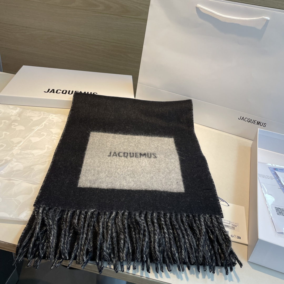 Jacquemus jacquemus 新款千呼万唤始出来 奶茶色和黑灰系实在是太 的配色了 冲就完了～ 尺寸：180*30cm 克重：300g左右