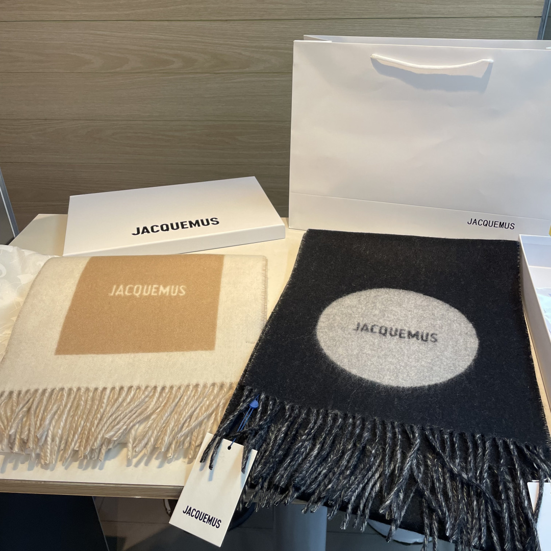 Jacquemus jacquemus 新款千呼万唤始出来 奶茶色和黑灰系实在是太 的配色了 冲就完了～ 尺寸：180*30cm 克重：300g左右