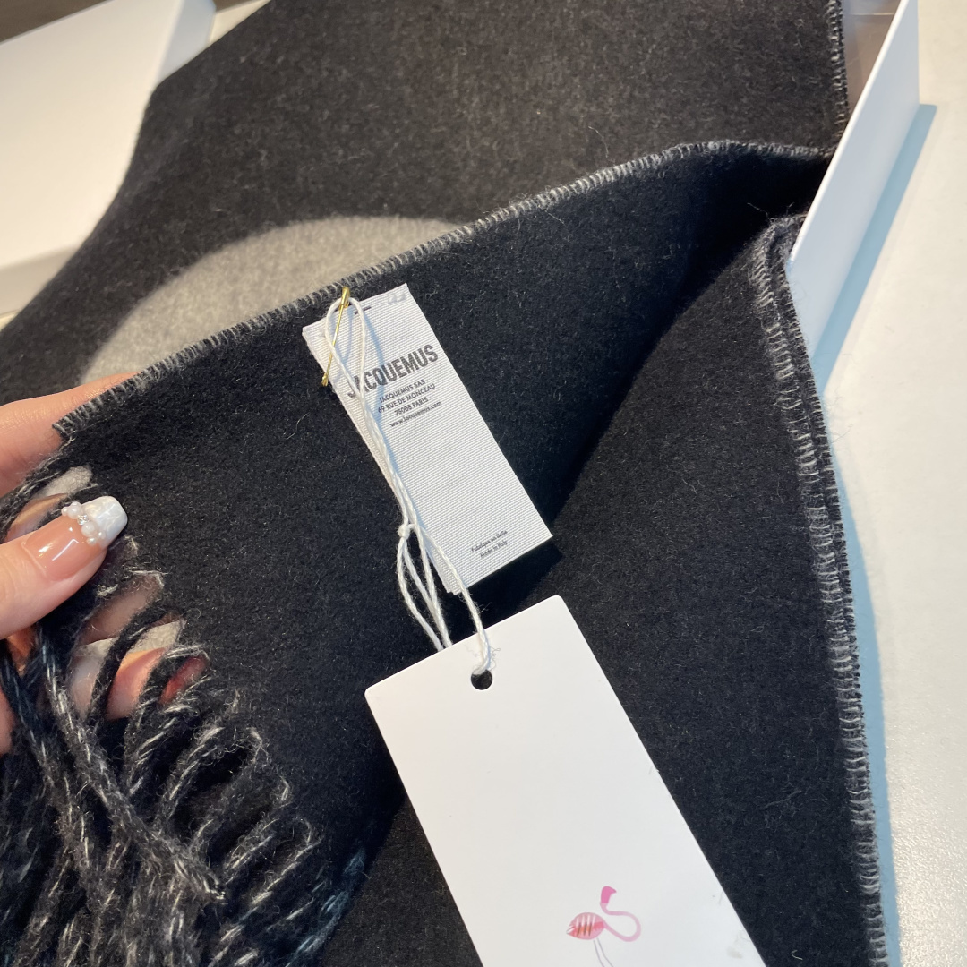 Jacquemus jacquemus 新款千呼万唤始出来 奶茶色和黑灰系实在是太 的配色了 冲就完了～ 尺寸：180*30cm 克重：300g左右