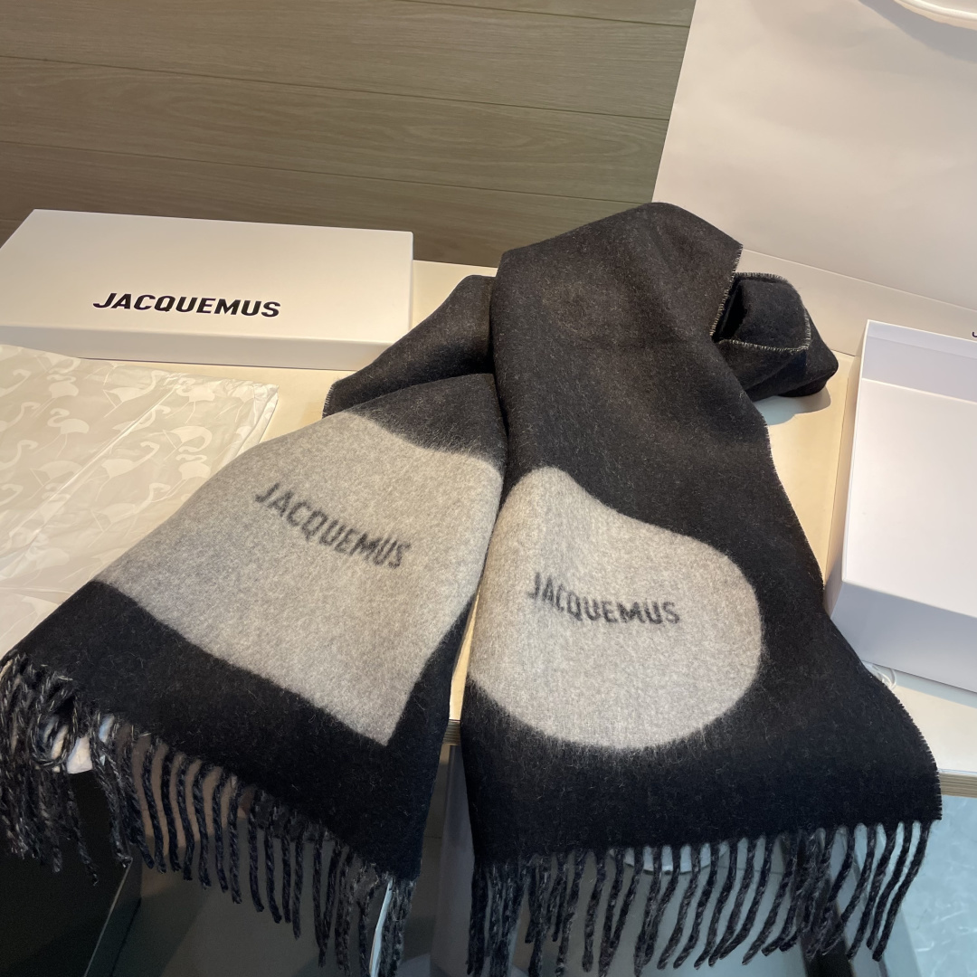 Jacquemus jacquemus 新款千呼万唤始出来 奶茶色和黑灰系实在是太 的配色了 冲就完了～ 尺寸：180*30cm 克重：300g左右