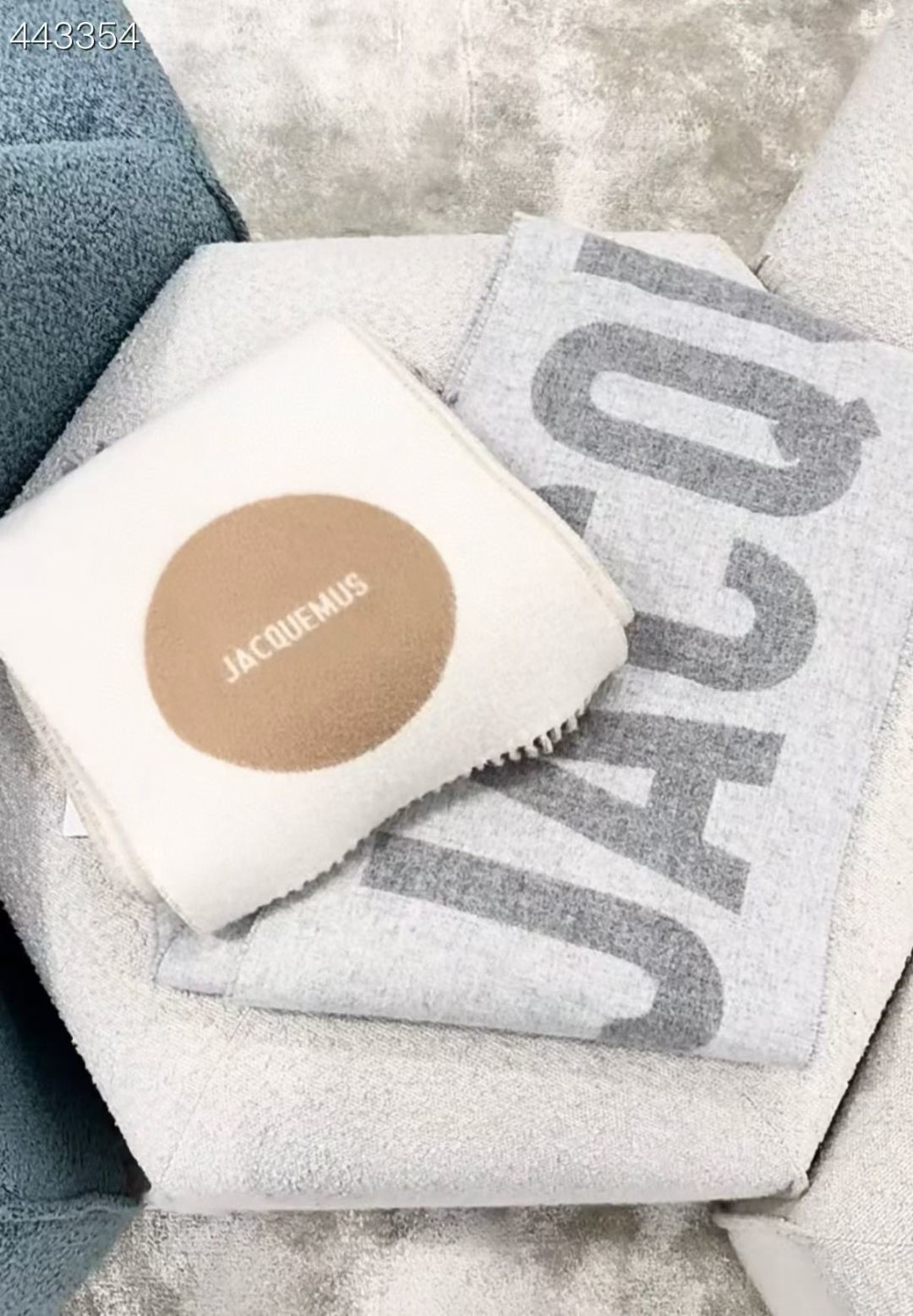 Jacquemus jacquemus 新款千呼万唤始出来 奶茶色和黑灰系实在是太 的配色了 冲就完了～ 尺寸：180*30cm 克重：300g左右