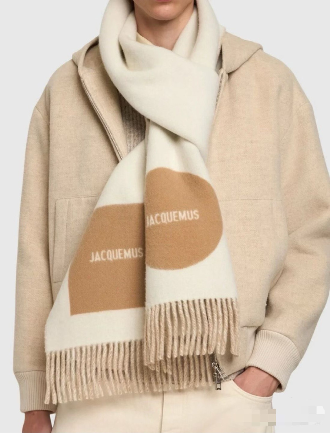 Jacquemus jacquemus 新款千呼万唤始出来 奶茶色和黑灰系实在是太 的配色了 冲就完了～ 尺寸：180*30cm 克重：300g左右