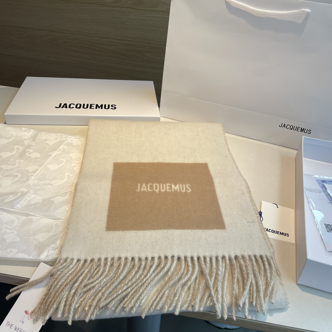 Jacquemus jacquemus 新款千呼万唤始出来 奶茶色和黑灰系实在是太 的配色了 冲就完了～ 尺寸：180*30cm 克重：300g左右