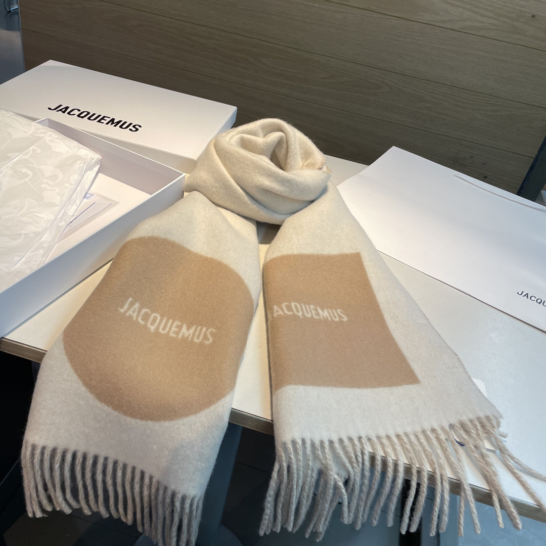 Jacquemus jacquemus 新款千呼万唤始出来 奶茶色和黑灰系实在是太 的配色了 冲就完了～ 尺寸：180*30cm 克重：300g左右