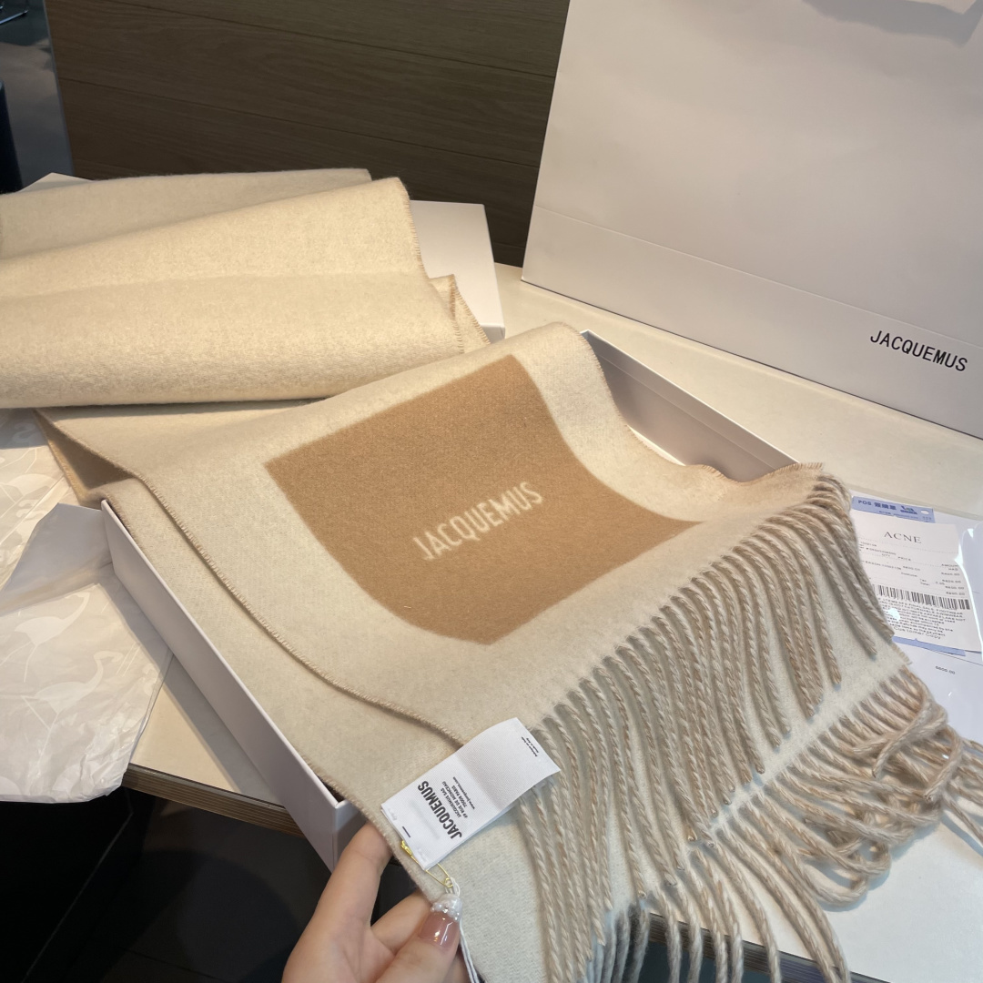 Jacquemus jacquemus 新款千呼万唤始出来 奶茶色和黑灰系实在是太 的配色了 冲就完了～ 尺寸：180*30cm 克重：300g左右