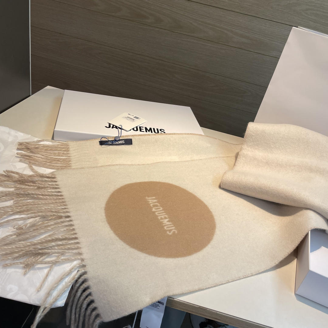 Jacquemus jacquemus 新款千呼万唤始出来 奶茶色和黑灰系实在是太 的配色了 冲就完了～ 尺寸：180*30cm 克重：300g左右