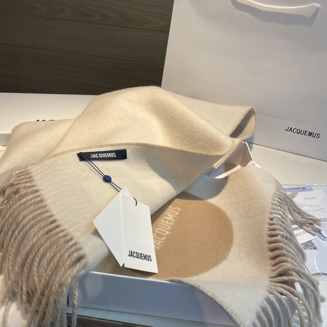 Jacquemus jacquemus 新款千呼万唤始出来 奶茶色和黑灰系实在是太 的配色了 冲就完了～ 尺寸：180*30cm 克重：300g左右