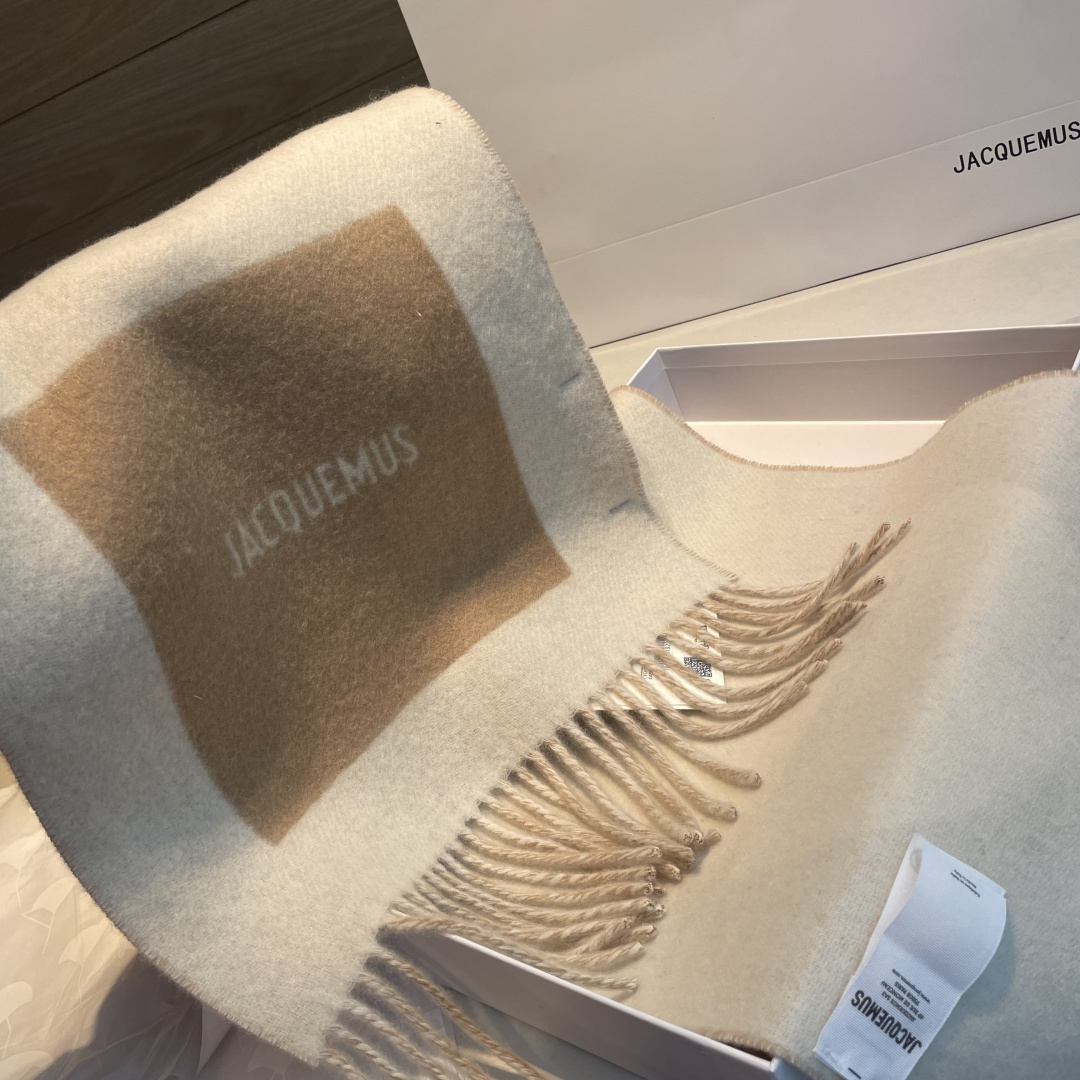Jacquemus jacquemus 新款千呼万唤始出来 奶茶色和黑灰系实在是太 的配色了 冲就完了～ 尺寸：180*30cm 克重：300g左右
