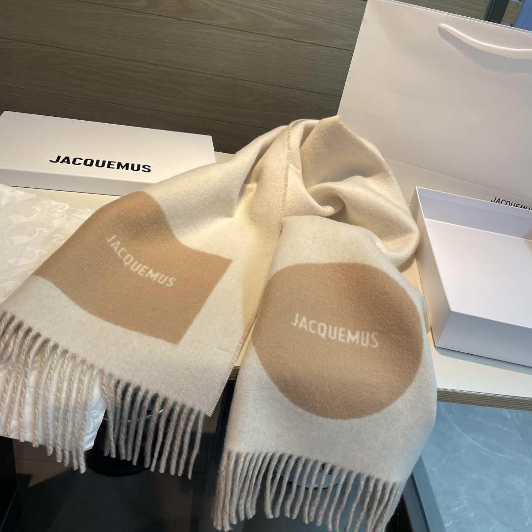 Jacquemus jacquemus 新款千呼万唤始出来 奶茶色和黑灰系实在是太 的配色了 冲就完了～ 尺寸：180*30cm 克重：300g左右